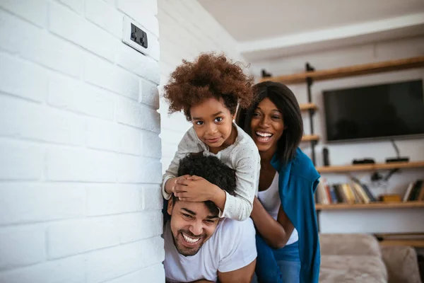Afro Amerikan Aile Birlikte Kaliteli Zaman Evde Geçirmek — Stok fotoğraf