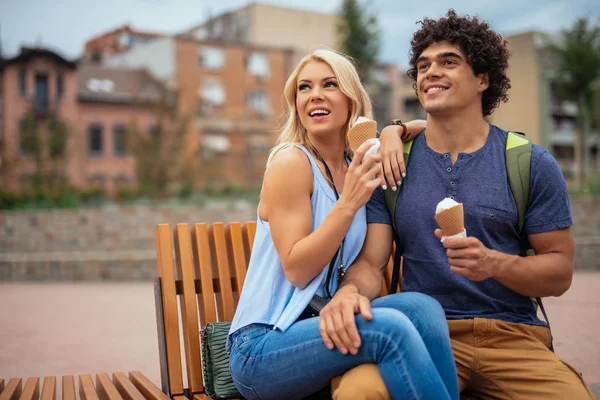 Jong Koppel Eten Van Ijs Een Bankje Genieten Van Het — Stockfoto