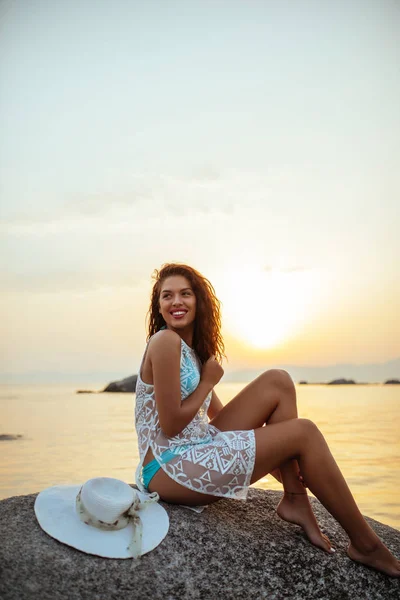 Mulher Bonita Desfrutando Pôr Sol Sozinha Praia — Fotografia de Stock