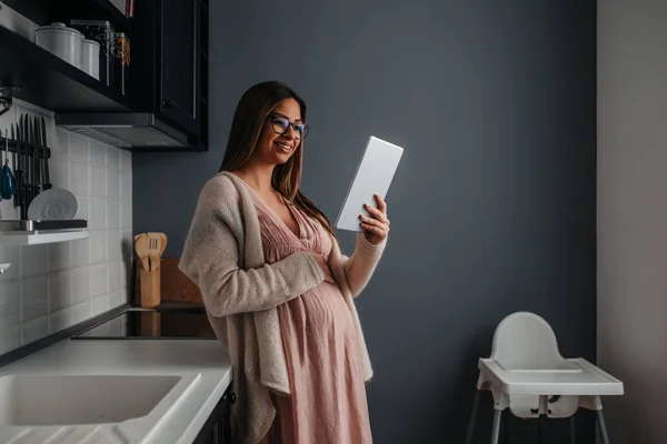 Una Hermosa Mujer Embarazada Sonriente Navegando Por Internet Tableta — Foto de Stock