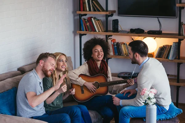 Amigos Haciendo Una Fiesta Con Una Guitarra Buen Humor —  Fotos de Stock