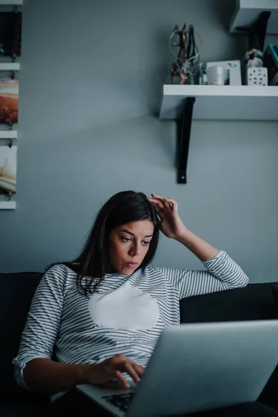 Piękna Młoda Kobieta Działa Jej Laptopie Salonie — Zdjęcie stockowe