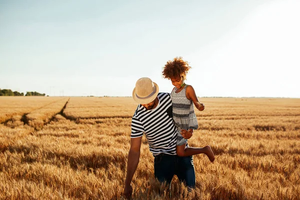 Foto Padre Afroamericano Llevando Hija Los Campos Trigo —  Fotos de Stock