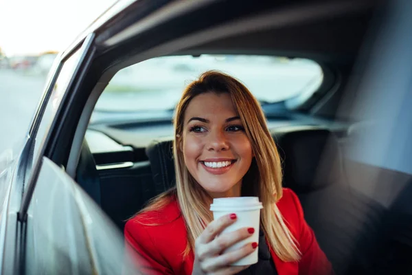 Foto Una Joven Sonriente Conduciendo Asiento Trasero Del Coche Tomando —  Fotos de Stock