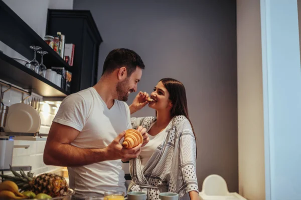 Güzel, genç bir çift bir sabah birlikte harcama.