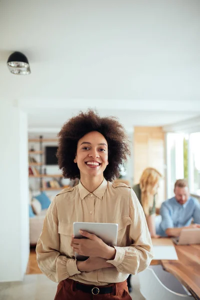 Hermosa Mujer Joven Pie Con Tableta Digital — Foto de Stock