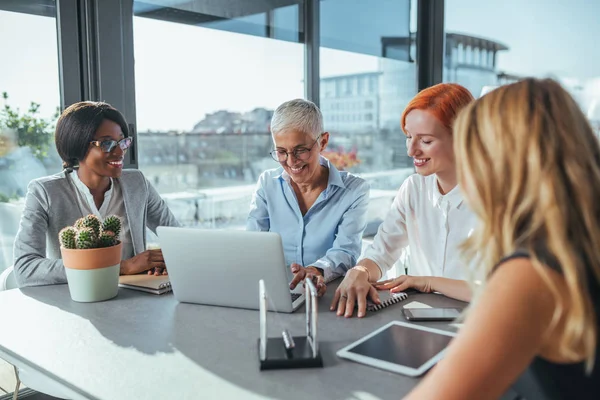 Een Team Van Mooie Slimme Professionele Vrouwen Werken Samen — Stockfoto