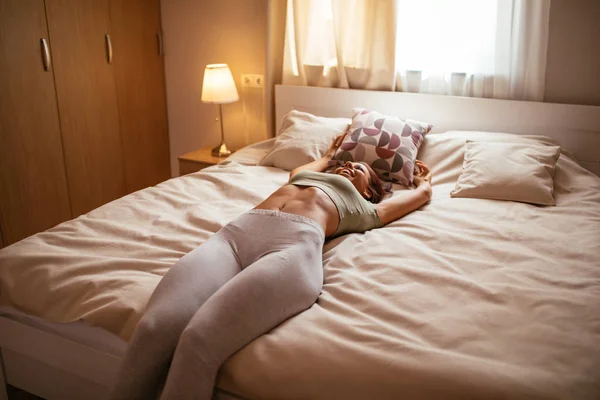 Mutlu Genç Kadın Yatakta Yatıyordu — Stok fotoğraf