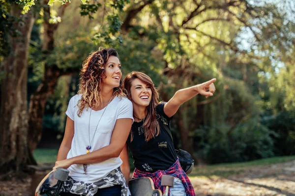 Twee Jonge Vrouwen Die Met Plezier Buiten Met Skateboards — Stockfoto