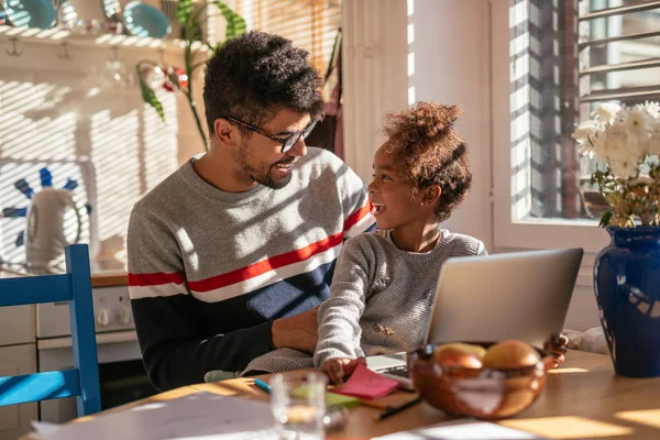 Far Och Dotter Använder Laptop Tillsammans Hemma — Stockfoto