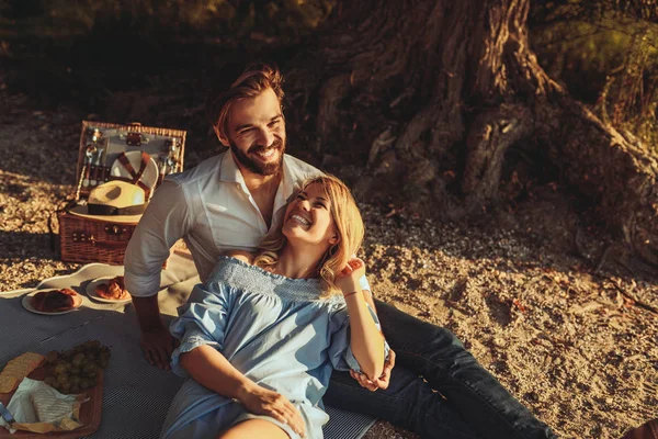 Šťastný Muž Mazlení Svou Krásnou Přítelkyní Během Jejich Pikniku Pláži — Stock fotografie