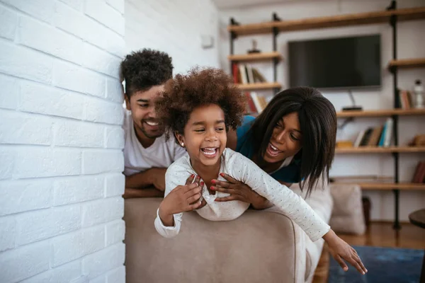 Família Afro Americana Brincando Casa Sofá — Fotografia de Stock