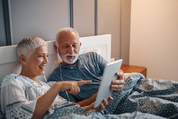 Couple Personnes Âgées Divertissant Lit Avec Une Tablette Tout Partageant — Photo