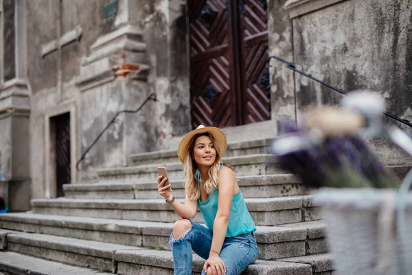 Retrato Una Joven Encantadora Usando Teléfono Móvil Mientras Está Sentada —  Fotos de Stock