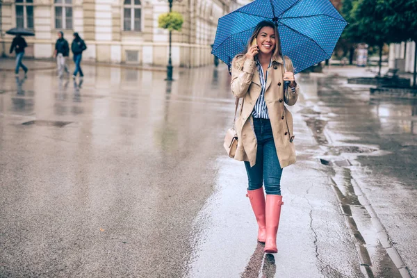 Beautiful Young Woman Walking City Her Pink Boots Umbrella — Stock Photo, Image