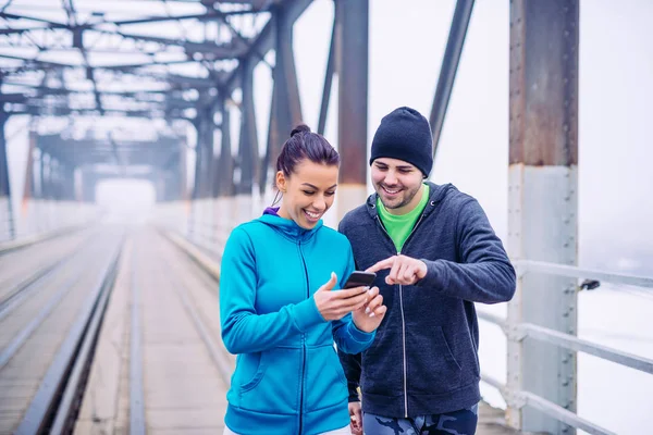 Retrato Jovem Atleta Sorrindo Casal Divertindo Usando Telefone Celular Livre — Fotografia de Stock