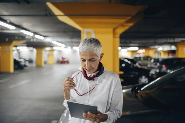 Mujer Negocios Utilizando Tableta Digital Aparcamiento Subterráneo — Foto de Stock