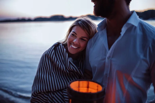 Verliefde Paar Bedekt Met Een Deken Delen Avond Moment — Stockfoto