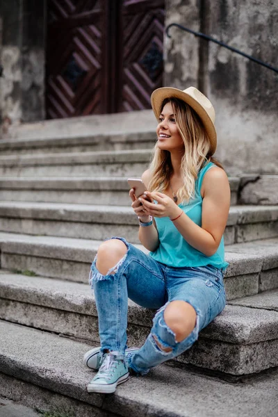 Ganzkörperporträt Einer Schönen Frau Die Ihr Handy Benutzt Während Sie — Stockfoto