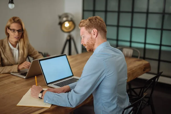 Making important decisions together to improve their chances at — Stock Photo, Image