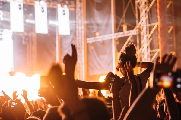 Menigte Verhogen Handen Lucht Plezier Het Muziekfestival — Stockfoto