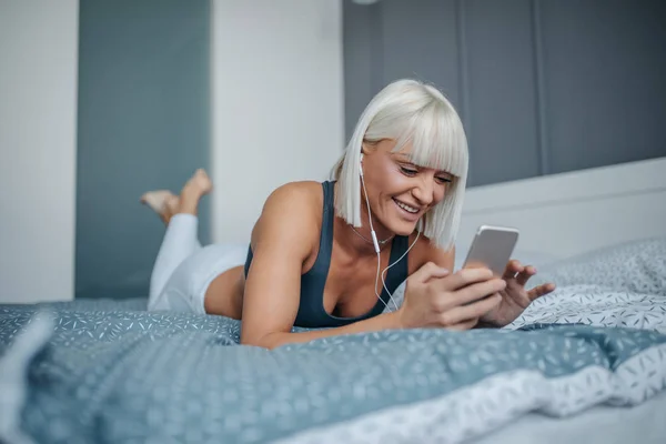 Young Athletic Woman Checking Her Stats Workout — Stock Photo, Image