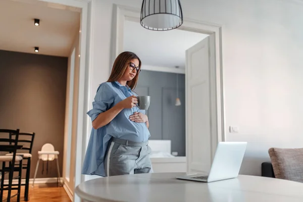 Egy Szép Terhes Ellenőrzése Neki Mailt Miközben Koffeinmentes Kávé Reggel — Stock Fotó