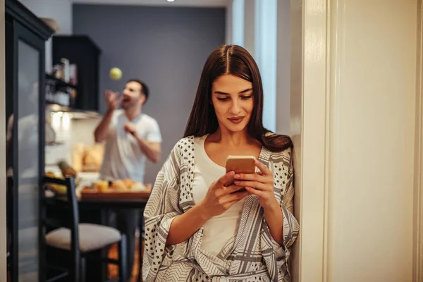 Vacker Ung Kvinna Kontrollera Hennes Telefon Tidigt Morgonen — Stockfoto