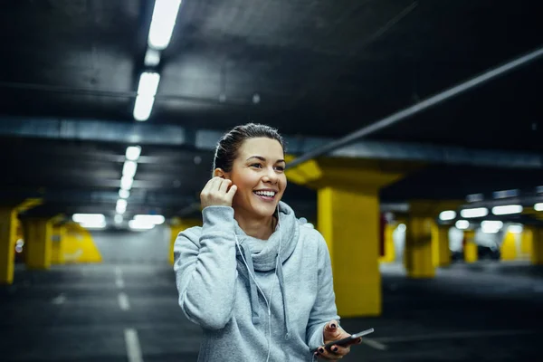 Una Joven Atlética Que Prepara Para Salir Correr Con Canción —  Fotos de Stock