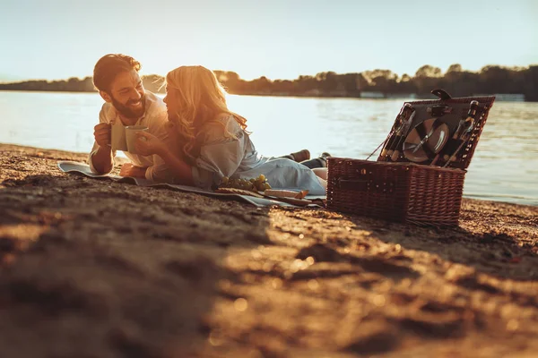 Foto Pareja Joven Citas Naturaleza Atardecer —  Fotos de Stock