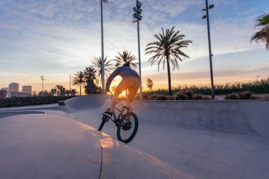 Genç bir adam hakkında onun Bmx kasenin içine binmek.