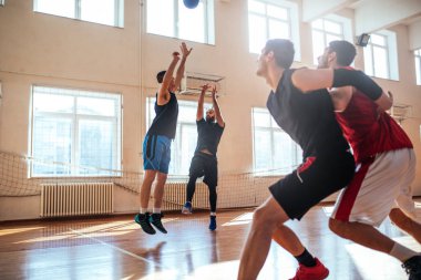 Kapalı basketbol basketbol oyuncuları.