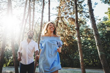 Genç bir çift doğa keşfetmek keyif fotoğrafı.