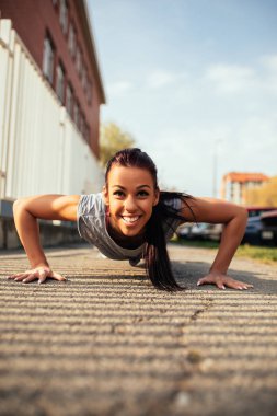 Güzel genç kadının gönderme yapması açık havada ups.