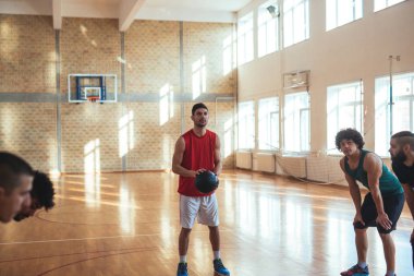 Basketbol oyuncu serbest atış ateş eder..