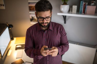 Yakışıklı işadamı manifatura onun cep telefonu.