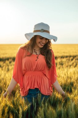 Genç kadın kırsal bir alanda.