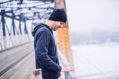 Sert bir çalışmadan açık havada çalışan bir mola yakalamak bir genç atletik erkek.