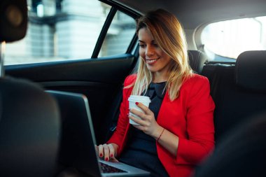 Bir iş toplantısı için yolda bir dizüstü bilgisayar üzerinde çalışan genç profesyonel erkek.