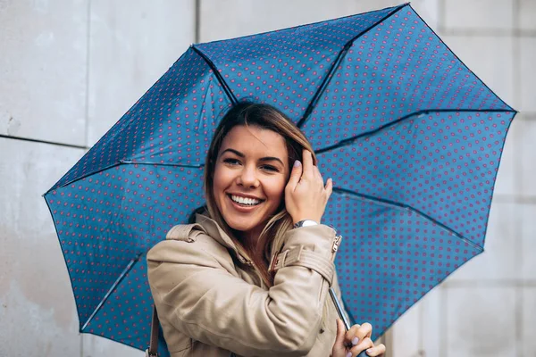 Piękna Młoda Kobieta Szczęśliwy Uśmiechający Się Pod Jej Kolorowy Parasol — Zdjęcie stockowe
