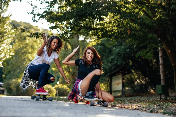 Dwie Młode Kobiety Ciesząc Się Jazda Longboard Drogach — Zdjęcie stockowe