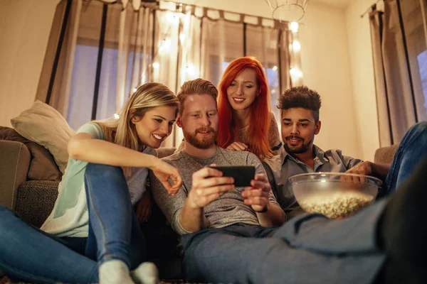 Bir Grup Genç Arkadaşlar Bir Cep Telefonu Bir Film Izlerken — Stok fotoğraf