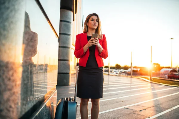 Красивая Молодая Деловая Женщина Мобильного Телефона Аэропорту Закате — стоковое фото