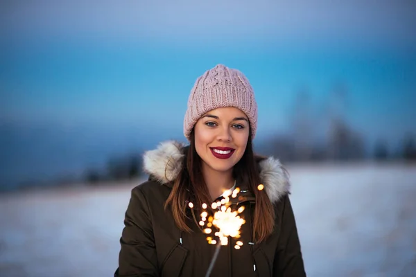 Retrato Uma Jovem Sorridente Segurando Uma Vara Cintilante — Fotografia de Stock