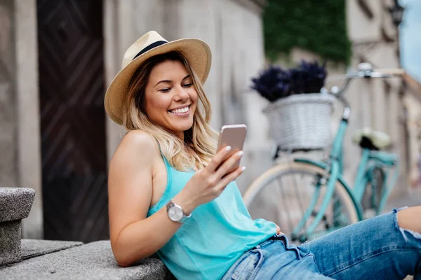 Foto Una Maravillosa Joven Disfrutando Viajar Bicicleta Usar Teléfono Móvil — Foto de Stock