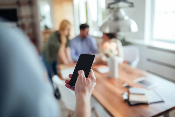 Uso del teléfono móvil — Foto de Stock