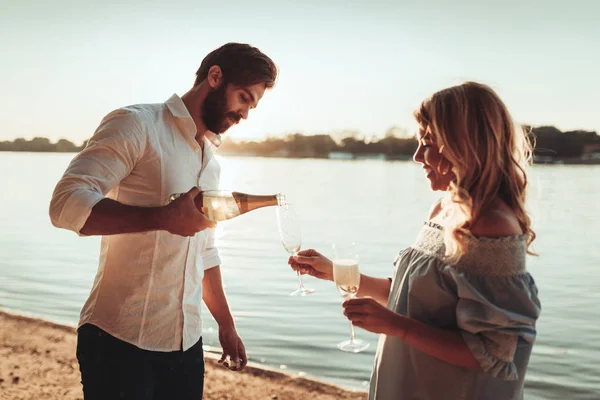 Paar Genießt Gemeinsame Zeit Bei Einem Date Und Trinkt Wein — Stockfoto