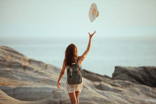 Вид Сзади Женщины Бросающей Шляпу Воздух Время Прогулки Пляжу — стоковое фото