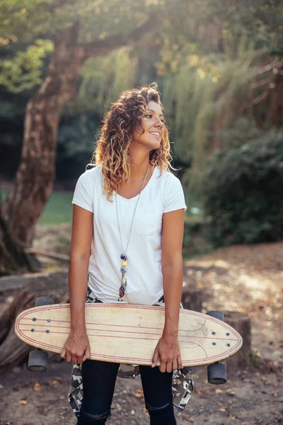 Porträtt Ung Kvinna Som Håller Skateboard Utomhus — Stockfoto