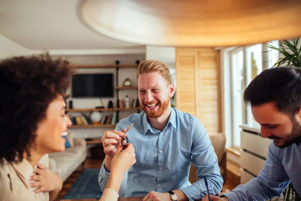 Beau Jeune Couple Est Excité Acheter Leur Nouvelle Maison Que — Photo